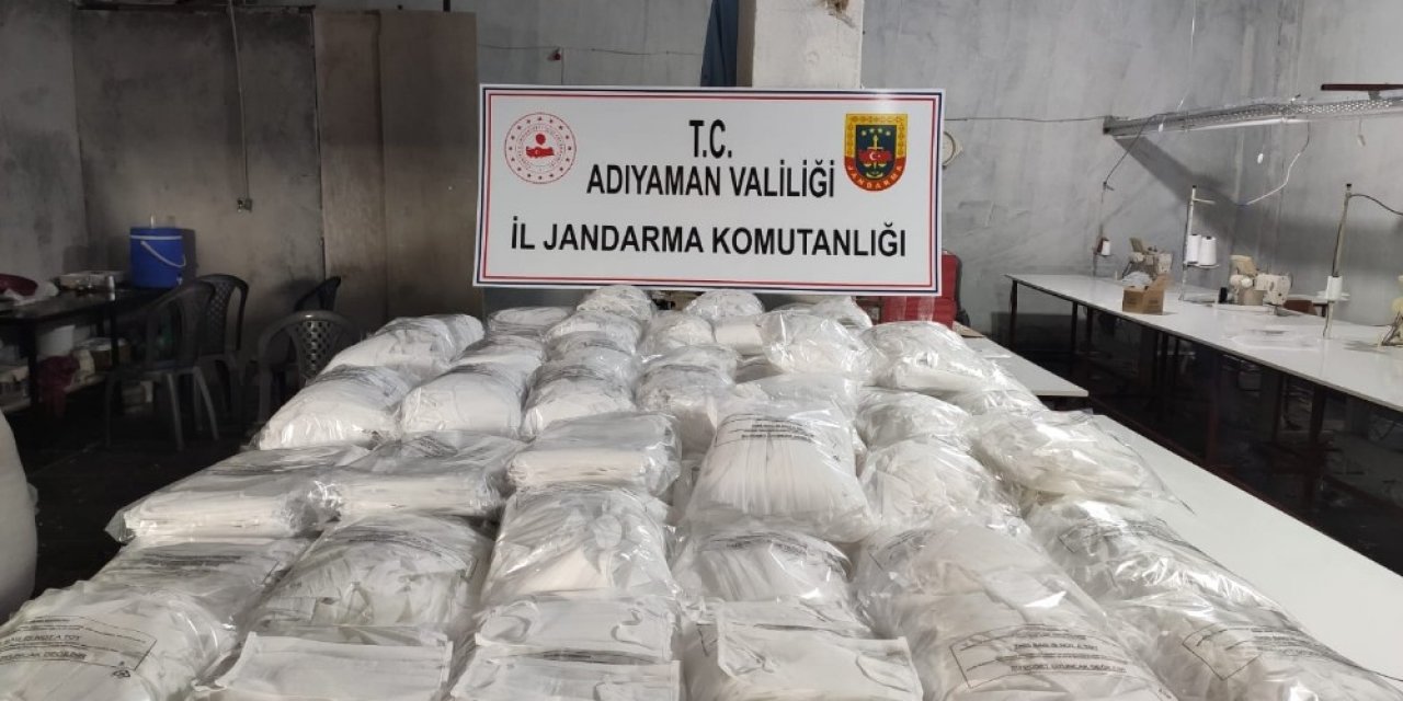 Köyde izinsiz koruyucu maske üreten işletmeye operasyon
