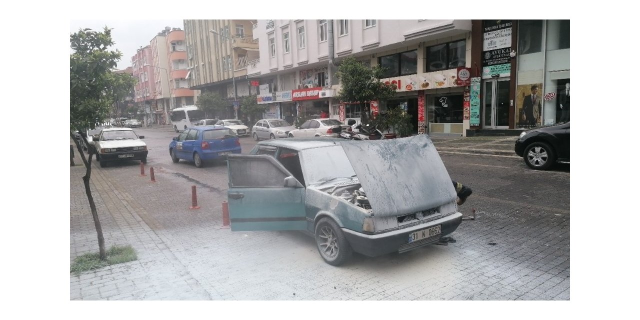 Hareket halindeki otomobil alev alev yandı