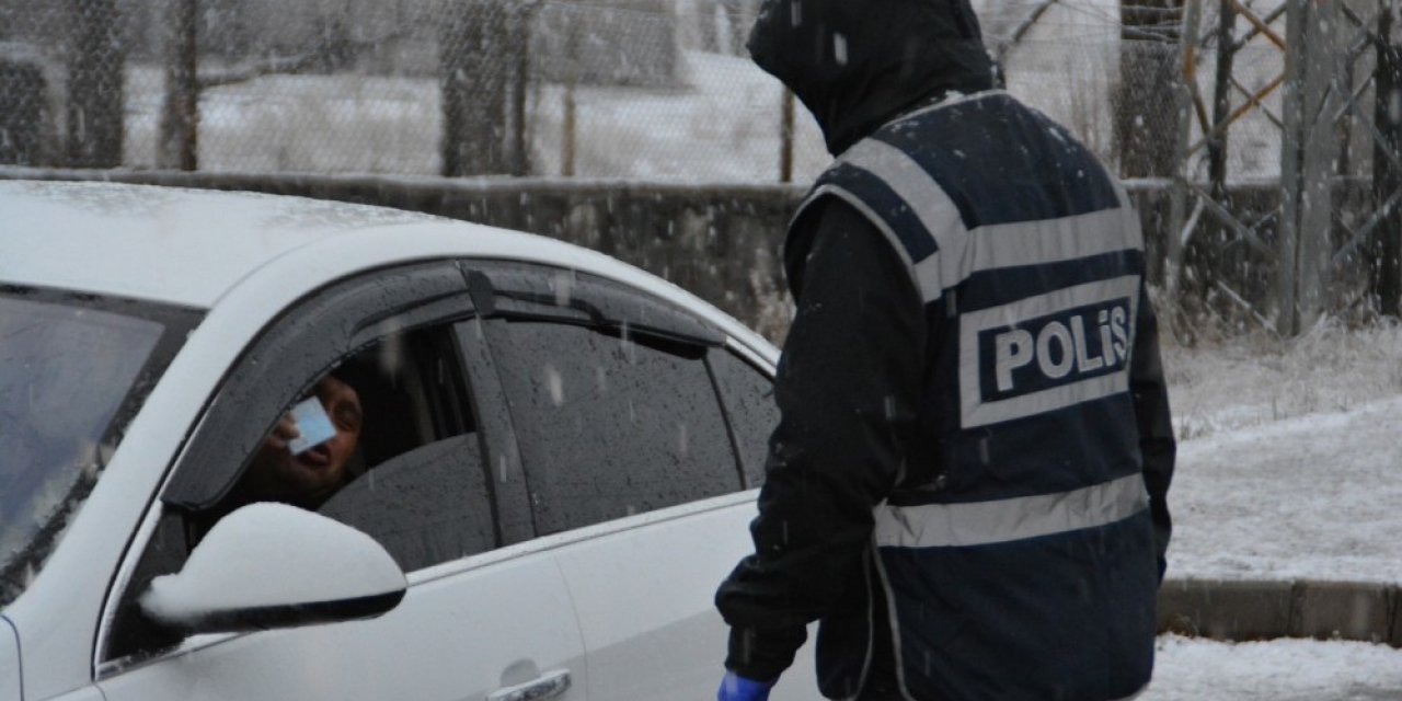 Sarıkamış’ta yoğun kar yağışı altında korona uygulaması