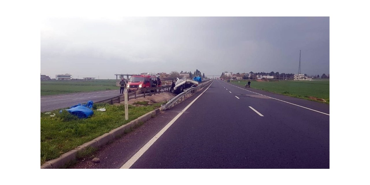Kamyonet refüjdeki bariyerlere çarptı: 1 ölü, 1 yaralı