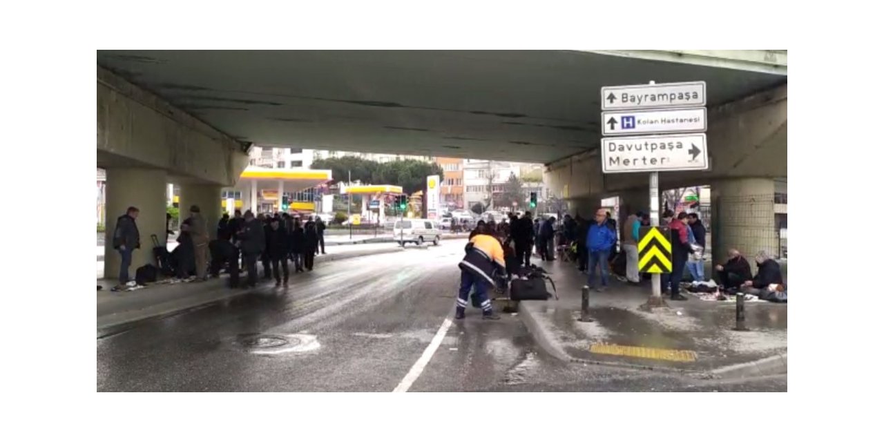 Yetkililer uyardı, vatandaşlar seyyar satıcılardan iç içe alışveriş yaptı