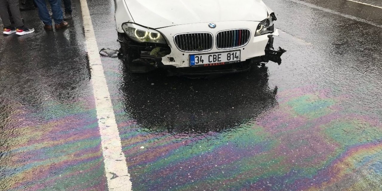 Kayganlaşan yolda kaza yapan araç sürüklenince lastikleri fırladı