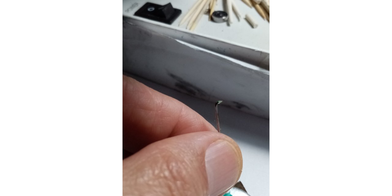 Şırınga iğnesinin ucuna seramikten 2 milimetrelik "doktor heykeli"