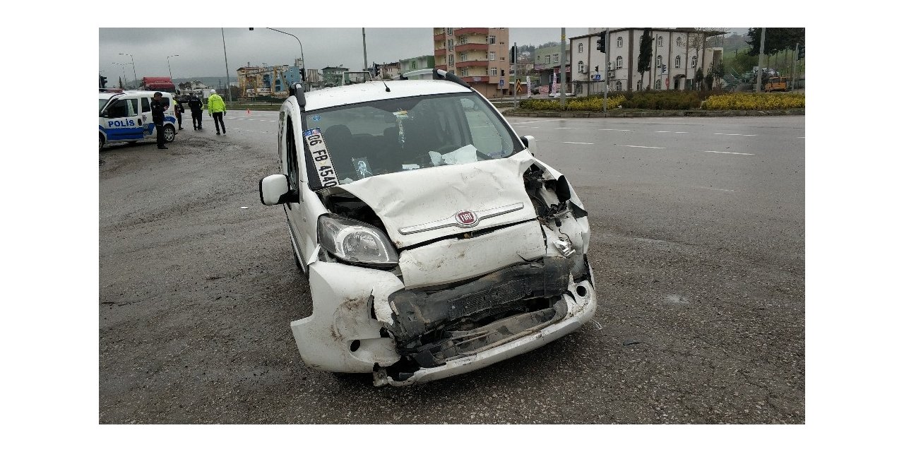 Samsun’da kamyonet otomobile arkadan çarptı: 2 yaralı
