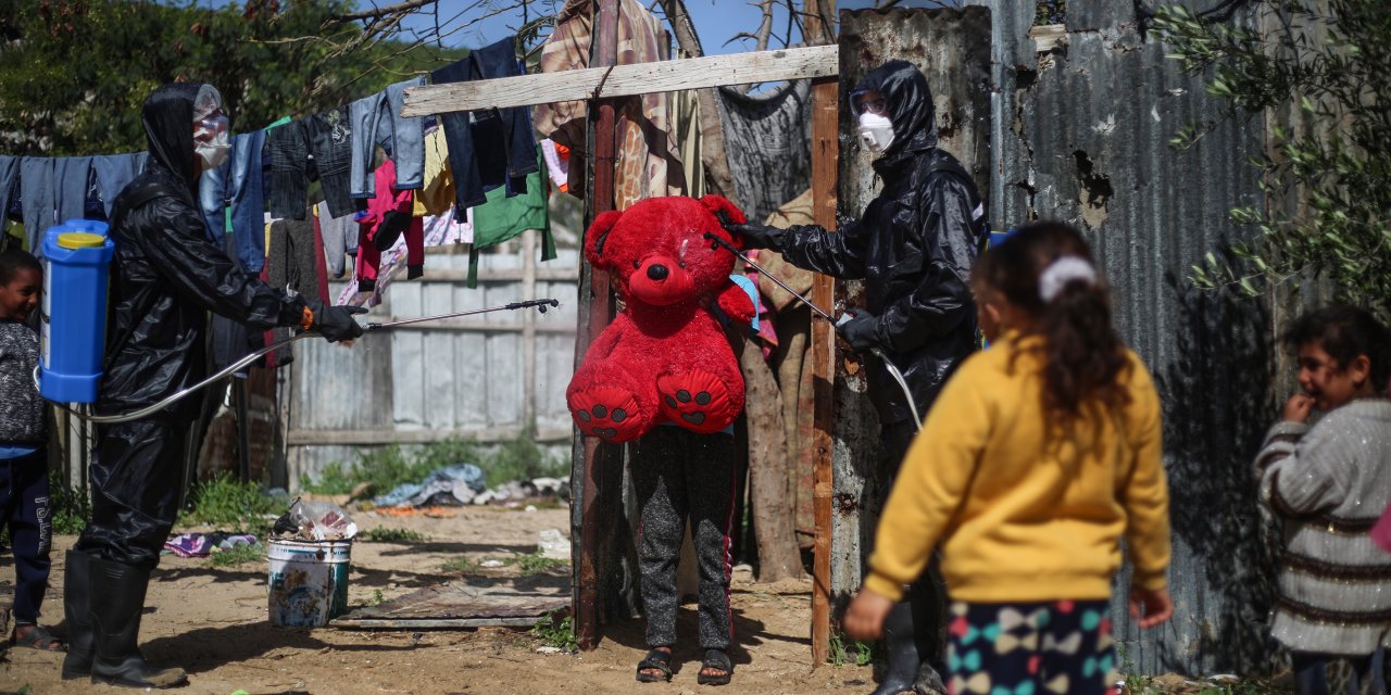 Gazzeli gönüllüler koronavirüsle mücadele için sokakları dezenfekte etti