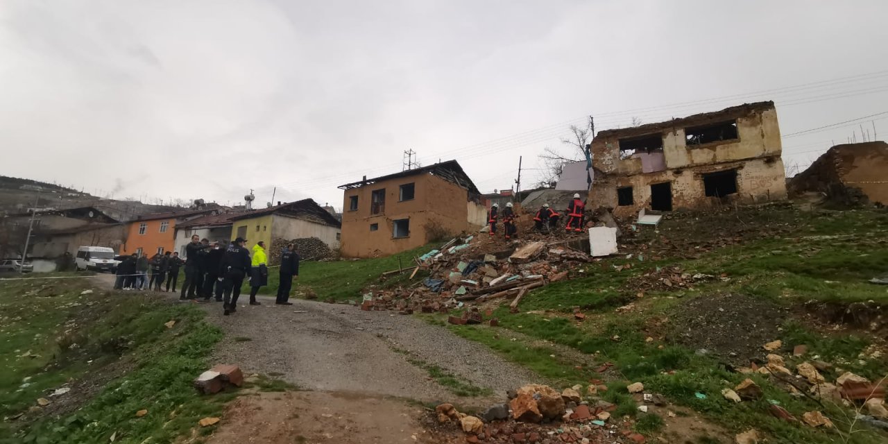 Malatya'da iki katlı metruk bina yıkıldı