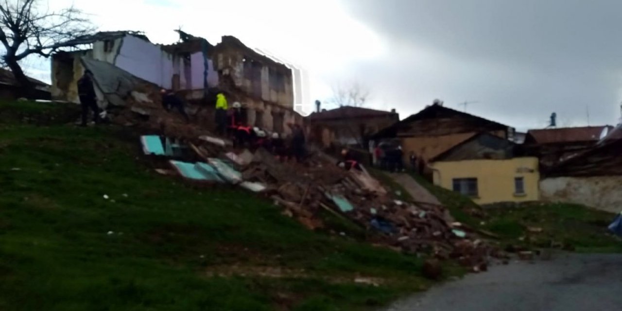 Malatya’da 2 katlı ev çöktü