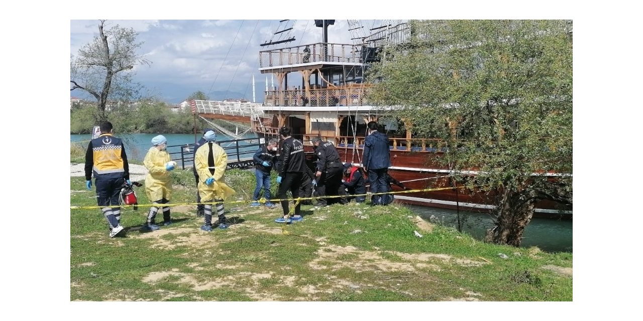İnsanların gözü önünde kıyafetleri ile yürüyerek girdiği ırmakta boğuldu