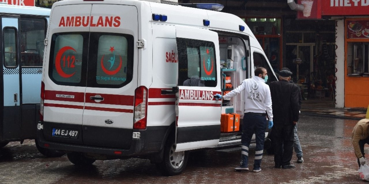 Malatya’da sokakta fenalaşan yaşlı adam ekipleri alarma geçirdi