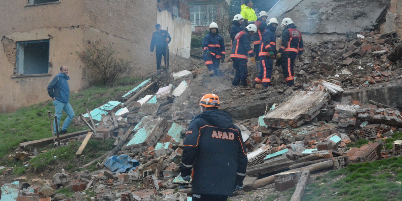 GÜNCELLEME - Malatya'da iki katlı metruk bina yıkıldı
