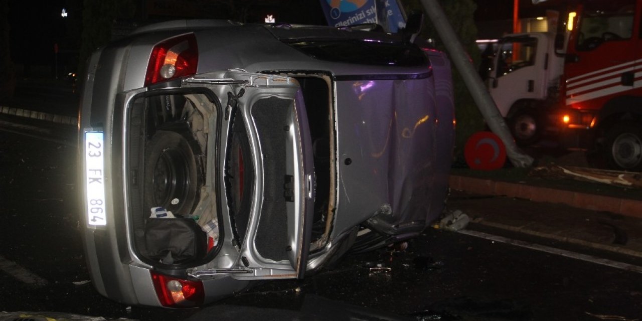 Çarpışan otomobillerden biri yan yattı: 3 yaralı