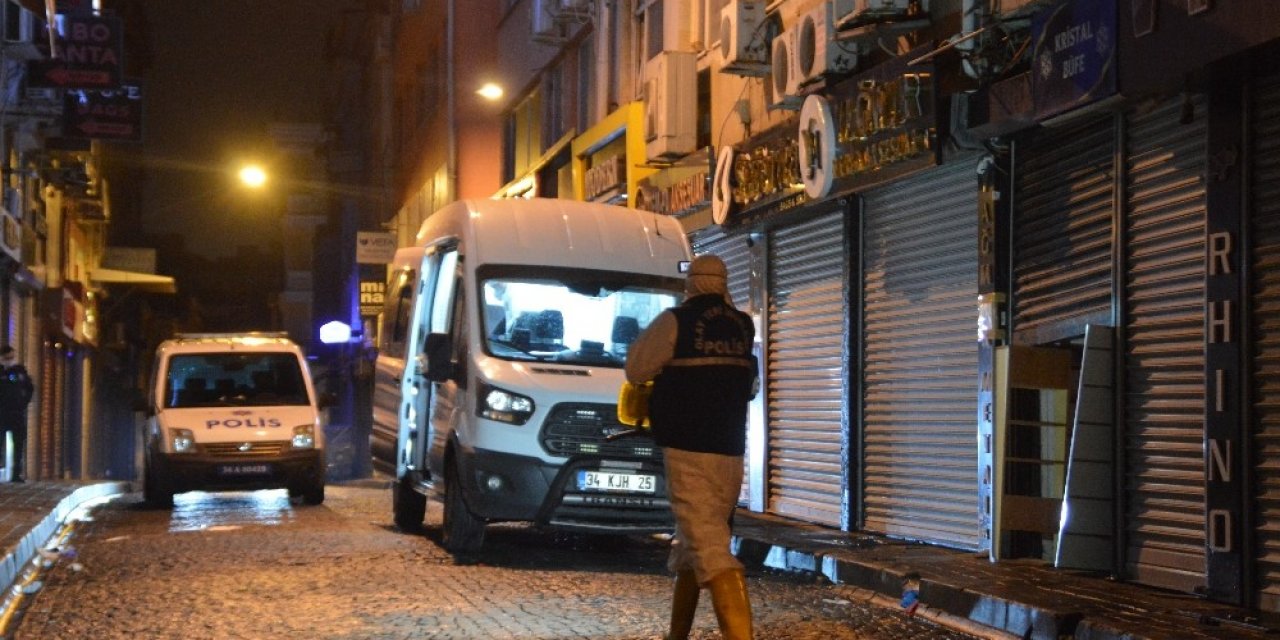 Fatih’teki bir iş hanında çıkan yangında 1 kişi yanarak feci şekilde can verdi