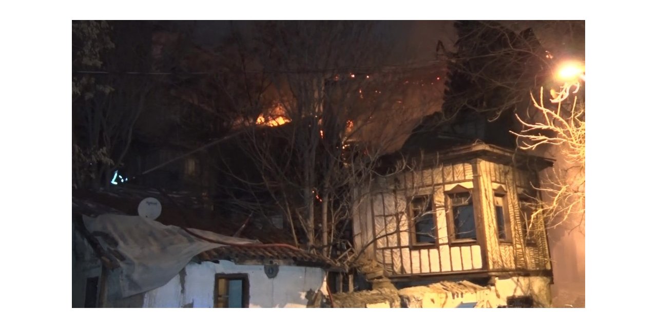 Başkent’te 2 konak yandı