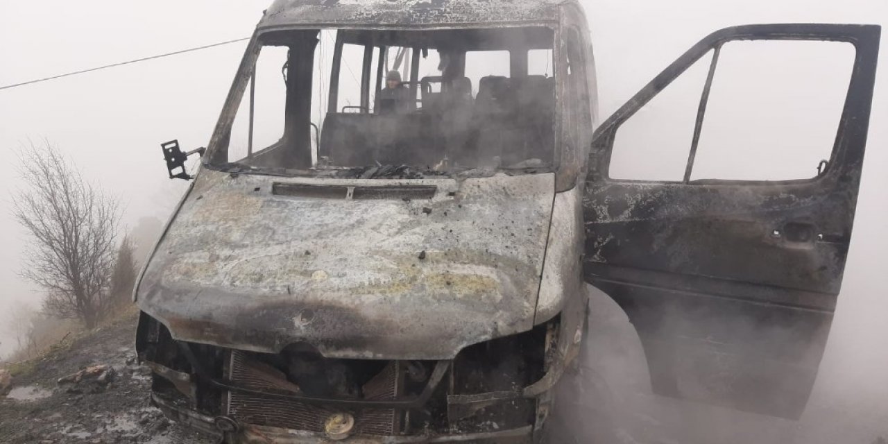 Seyir halindeyken yanan minibüs küle döndü