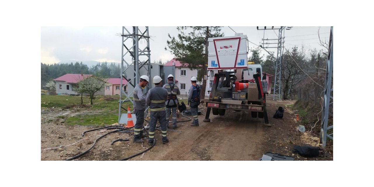 Hırsızlar ilçeyi elektriksiz bıraktı