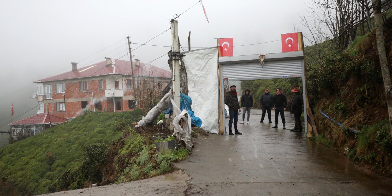 Koronavirüsten korunmak için mahalle yolunu kepenkle kapatarak önlem aldılar