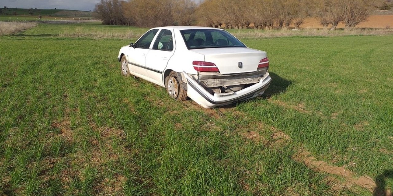 Konya'da kontrolden çıkan otomobil tarlaya girdi