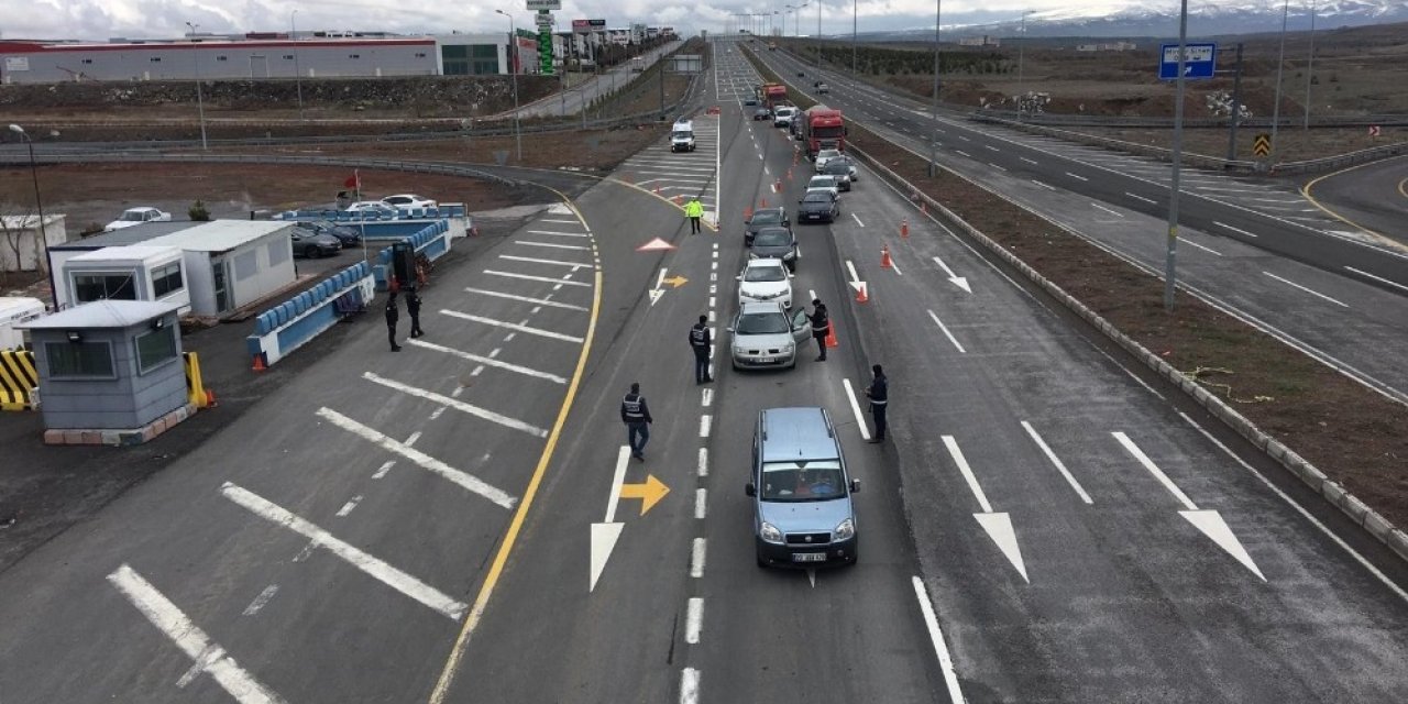 Kayseri’de araç girişlerindeki kontroller, uzun kuyruklar oluşturdu