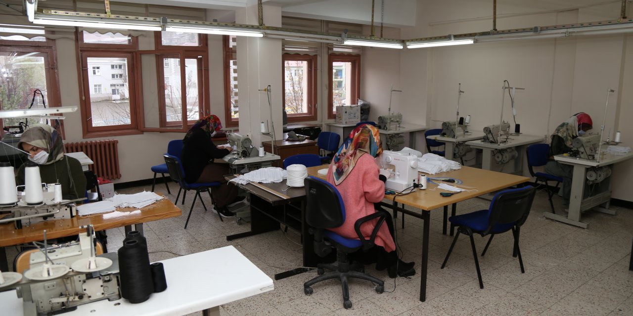 Erzurumlu kadınlar Kovid-19 nedeniyle gönüllü olarak maske üretmeye başladı
