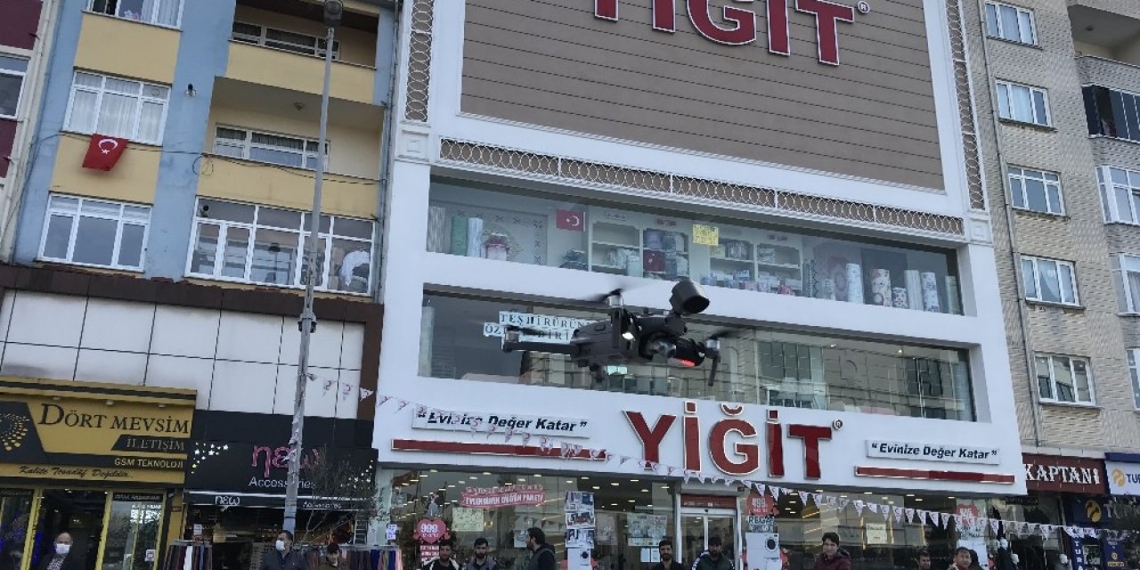 Polis, kent meydanındaki vatandaşları drone ile uyardı