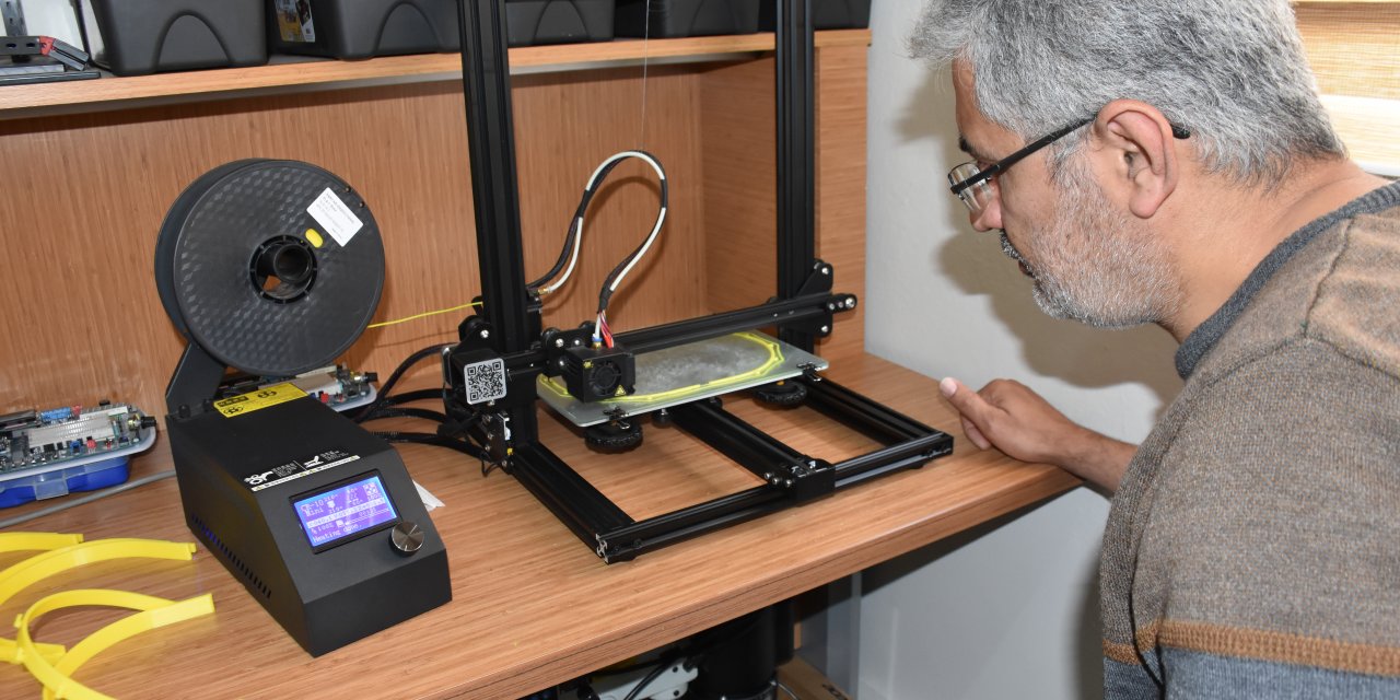 Adıyaman'da öğretmenler evlerinde yüz koruyucu siperlik üretiyor