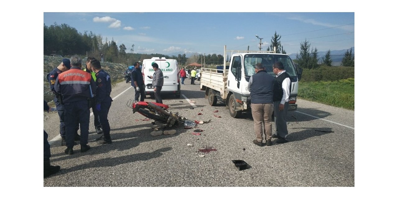 Kamyonet ile motosiklete çarptı: 1 Ölü