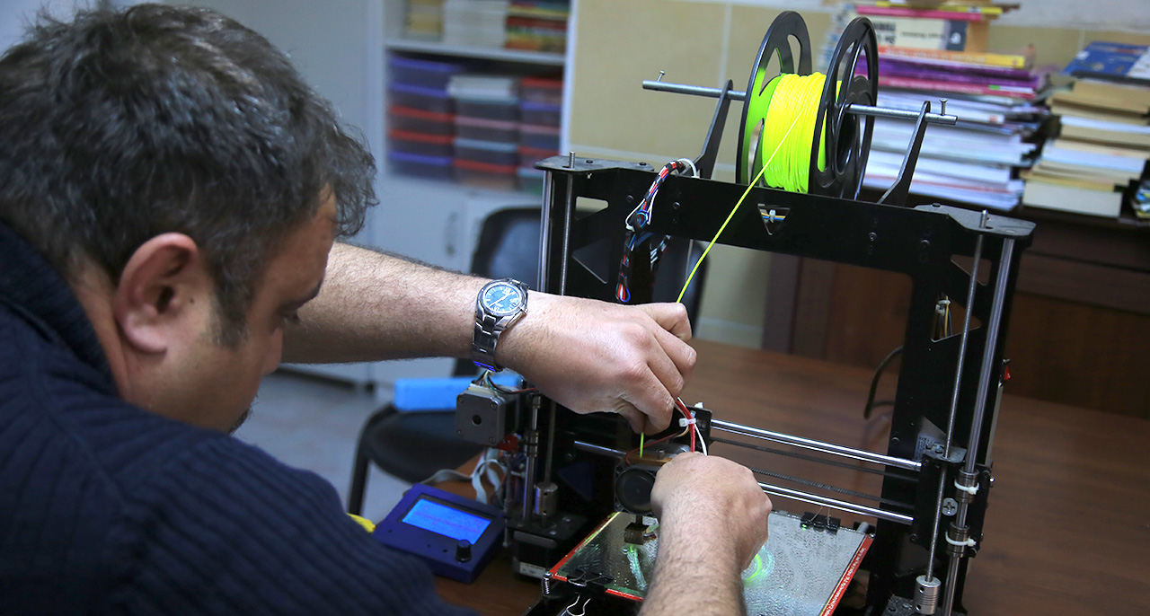 Antalya&#039;da gönüllüler sağlık çalışanları için 3D yazıcıyla yüz koruyucu siper üretiyor