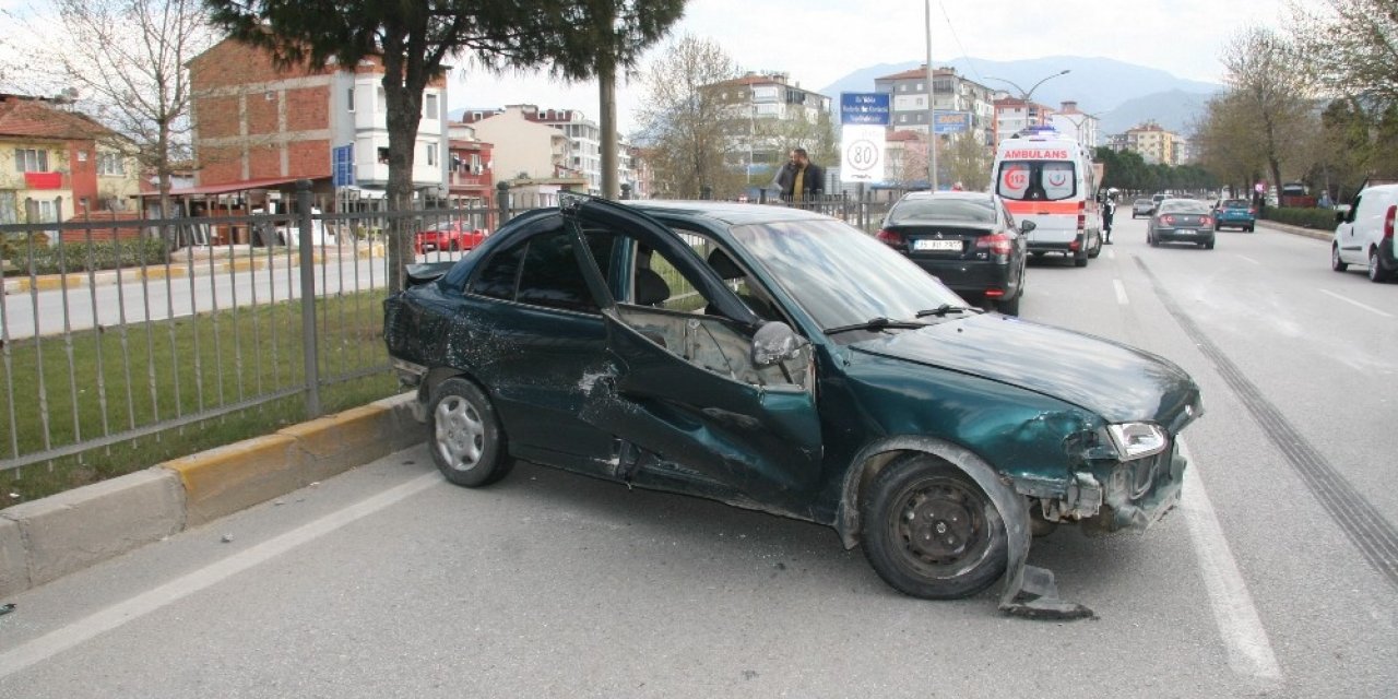 Hafriyat kamyonun dokunduğu otomobil bariyerlere çarptı: 1 yaralı