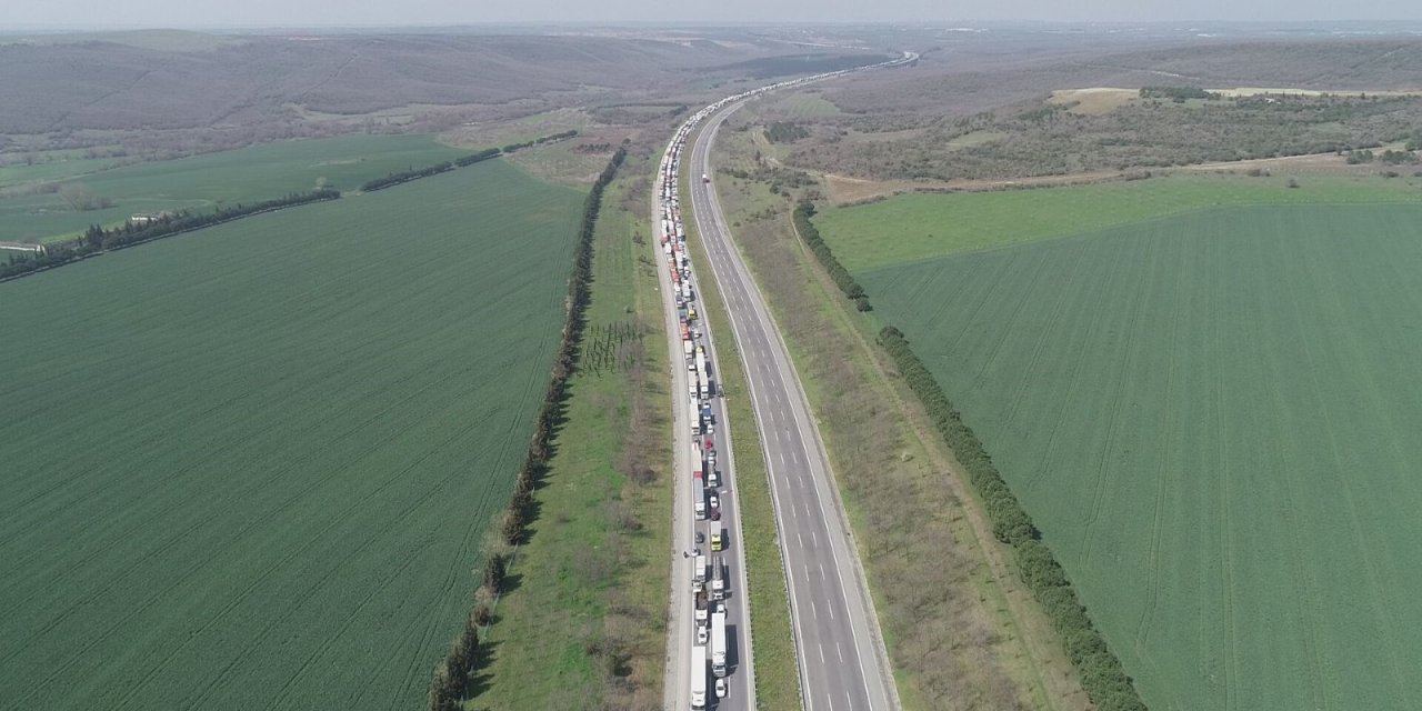 Kilometrelerce kuyruk oluştu