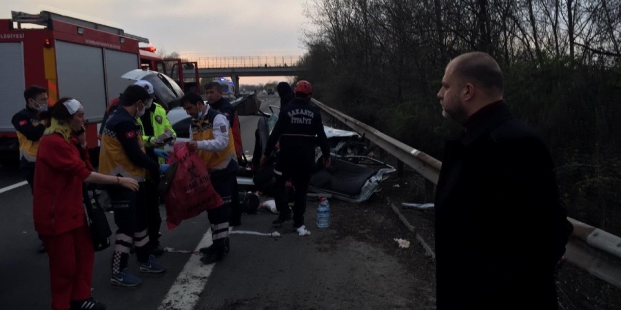 TEM Otoyolunda otomobil önce kamyona sonra bariyerlere çarptı: 5 yaralı