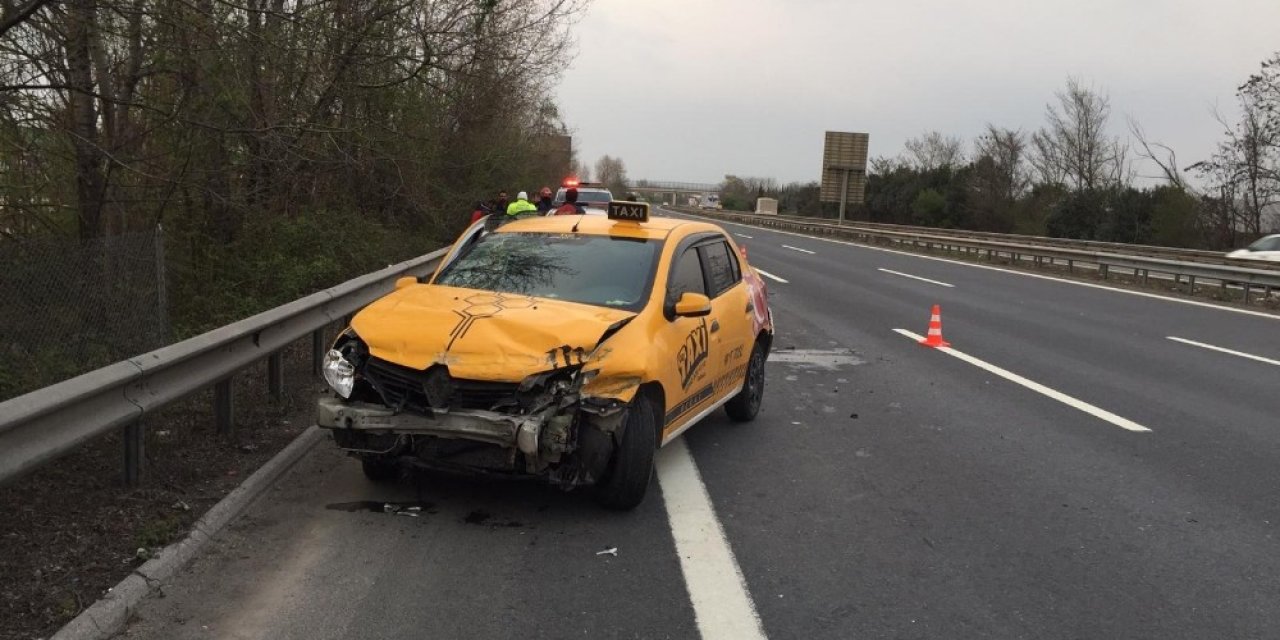 TEM Otoyolunda kontrolden çıkan ticari taksi bariyerlere çarptı: 1 yaralı