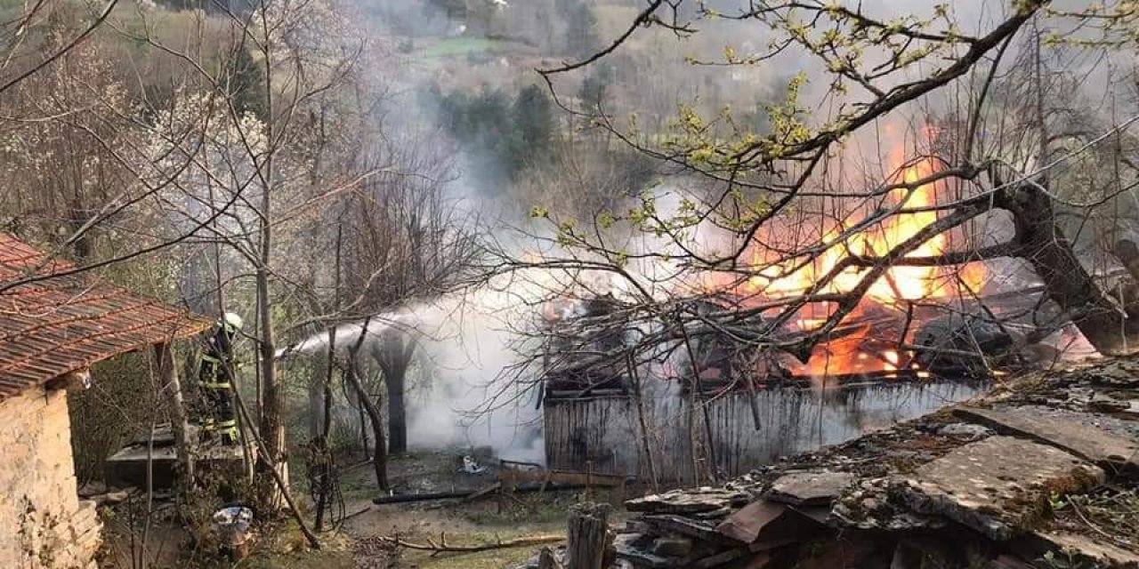 Çatalzeytin’de bir ev yangında kullanılamaz hale geldi