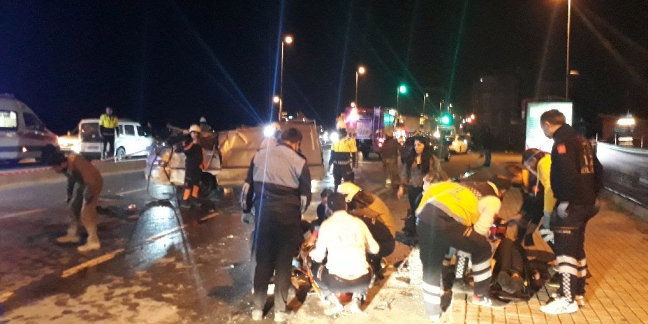 Virajı alamayan minibüs otomobile çarptı: 1 ölü, 3 yaralı