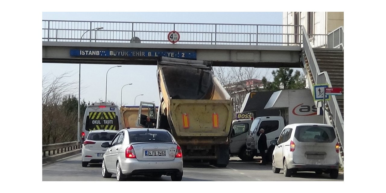 Damperi bozuk olan kamyon üstgeçide takıldı