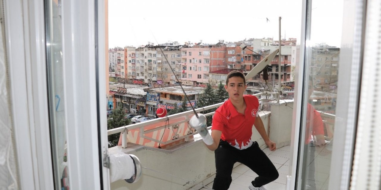 Milli eskrimci antrenmanlarını evinin balkonunda yapıyor