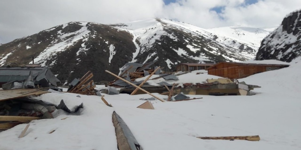 Rize’de çığ yayla evlerini evlerini yıktı geçti
