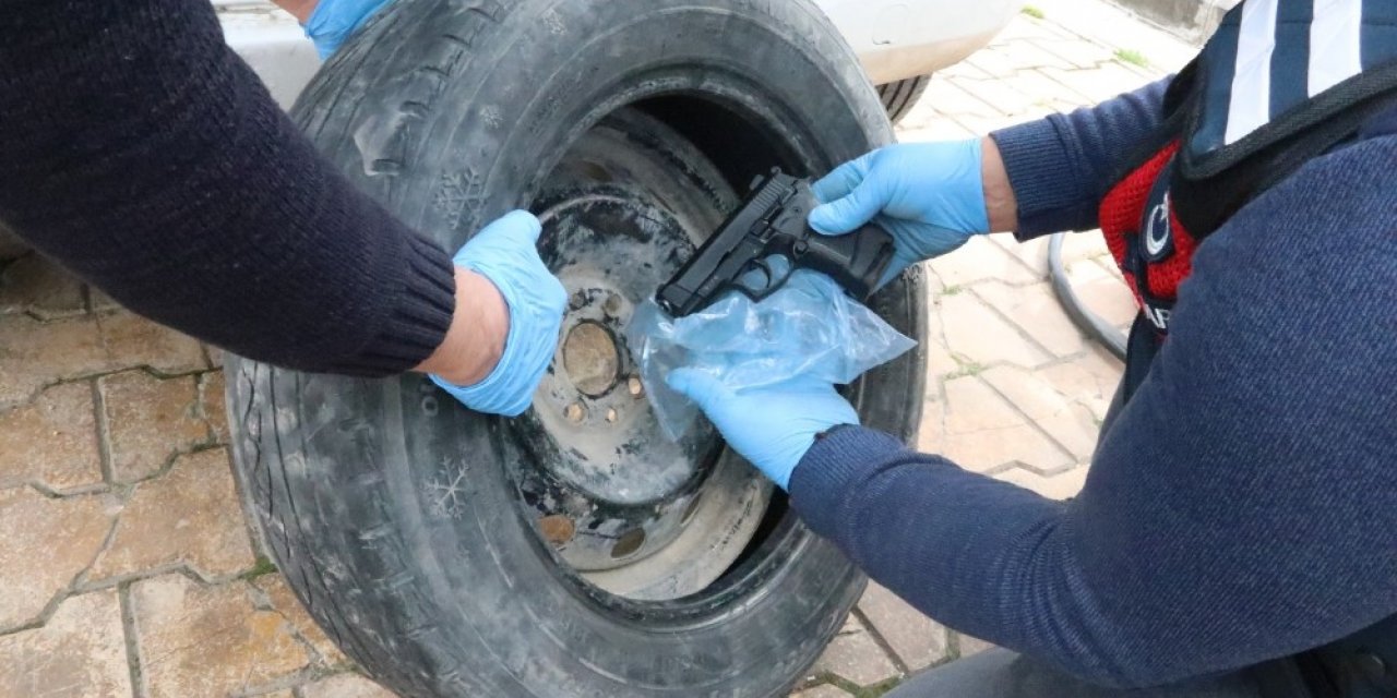 Kaçak 18 tabancayı stepne lastiğine gizledi