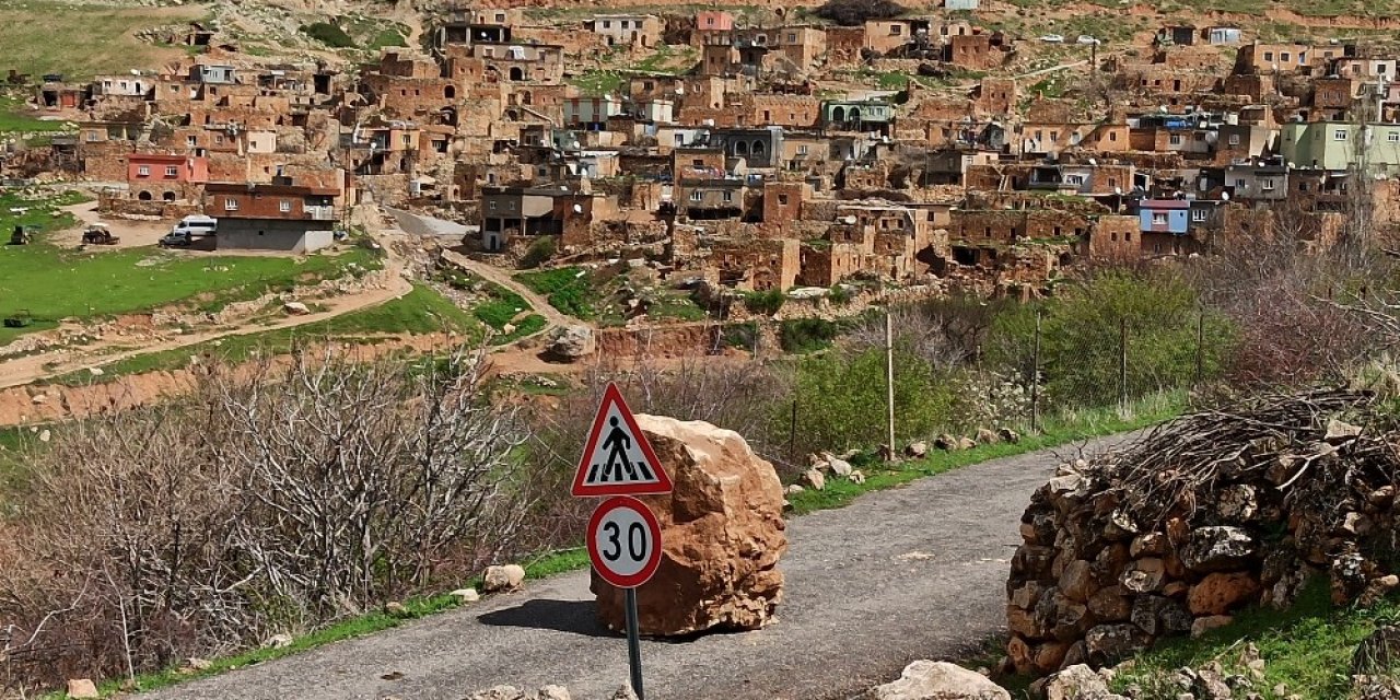 Gercüş’te heyelan, köy yolu ulaşıma kapandı