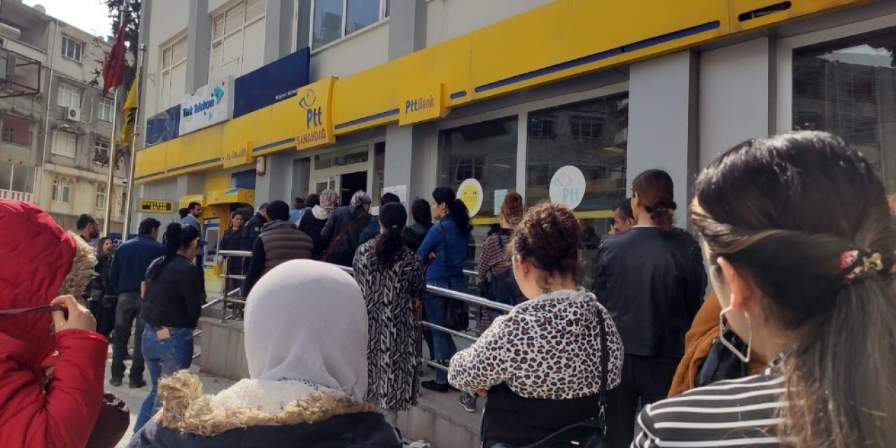 PTT önünde kadınların sıra tartışması