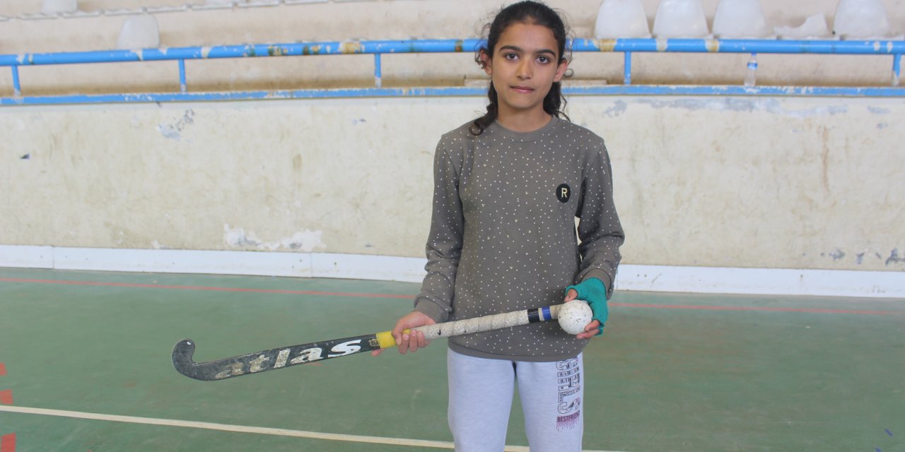 Salon hokeyi Suriyeli Lora'nın mutluluk kaynağı oldu