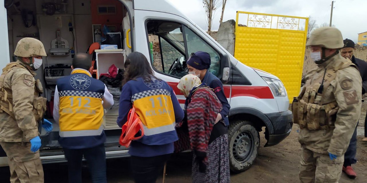 Mehmetçik ve sağlık ekipleri, evinde rahatsızlanan yaşlı kadın için seferber oldu