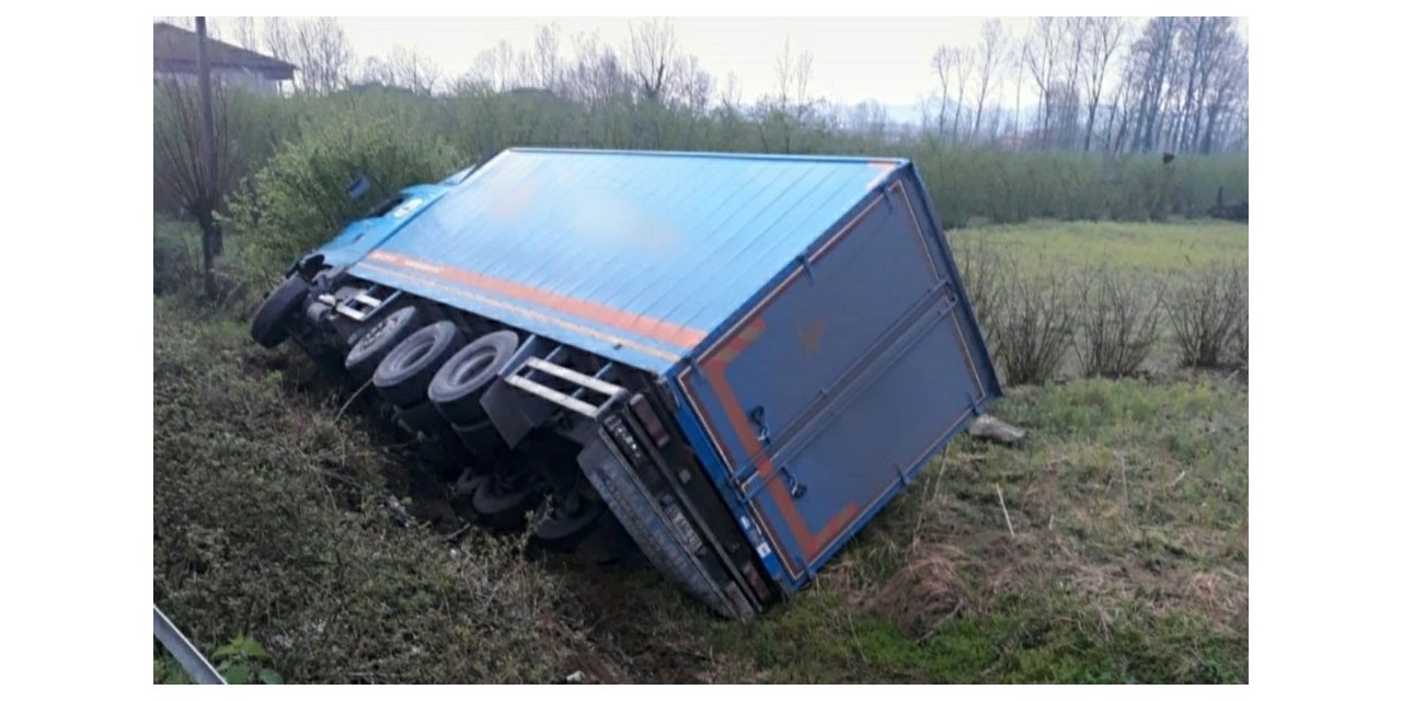 Samsun’da kargo kamyonu şarampole yuvarlandı: 1 yaralı