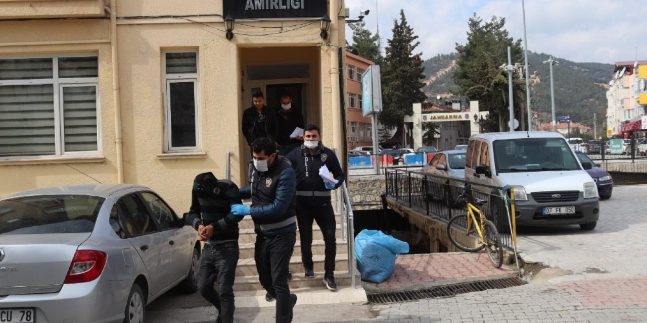 Camiden musluk çalan hırsızlar yakalandı