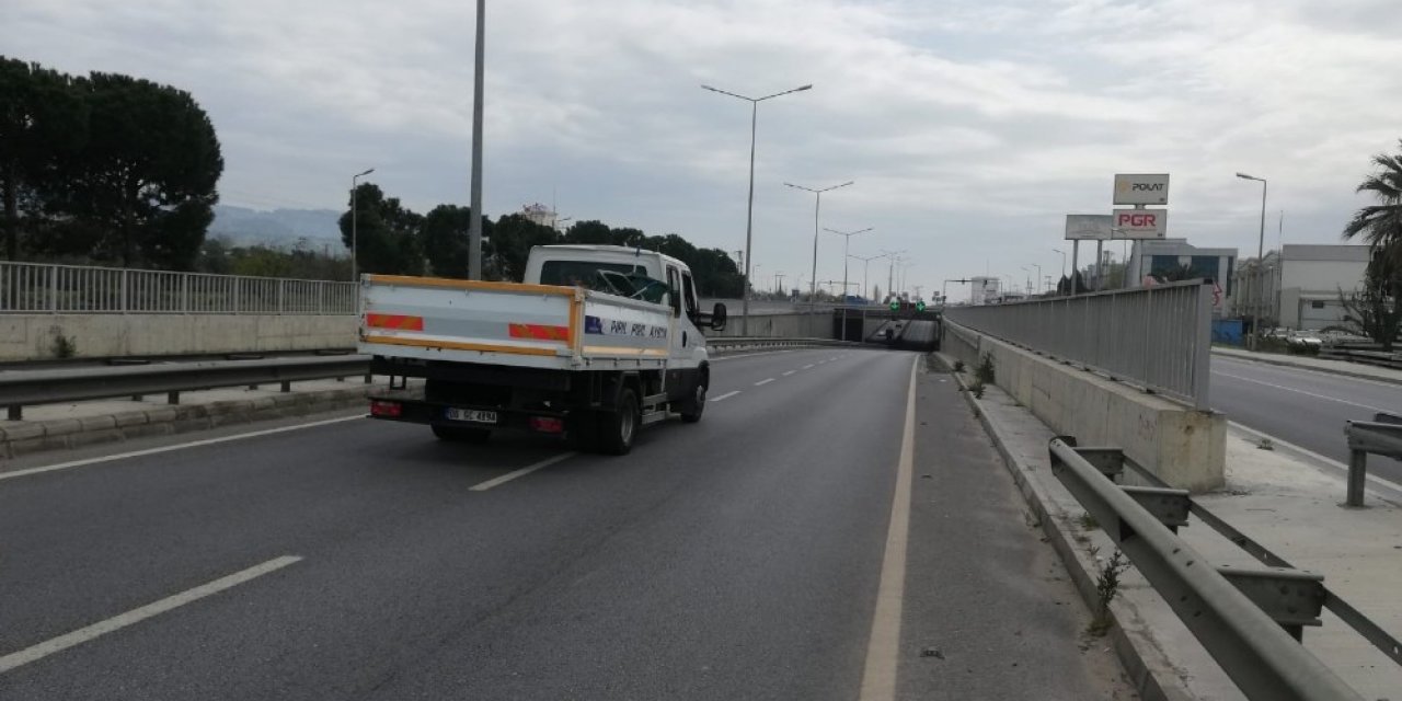 Arızalı araçtan dökülen yağ yolu trafiğe kapadı