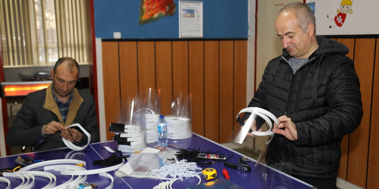 Çubuk'ta öğretmenler sağlık çalışanları ve güvenlik güçleri için siperlik üretiyor