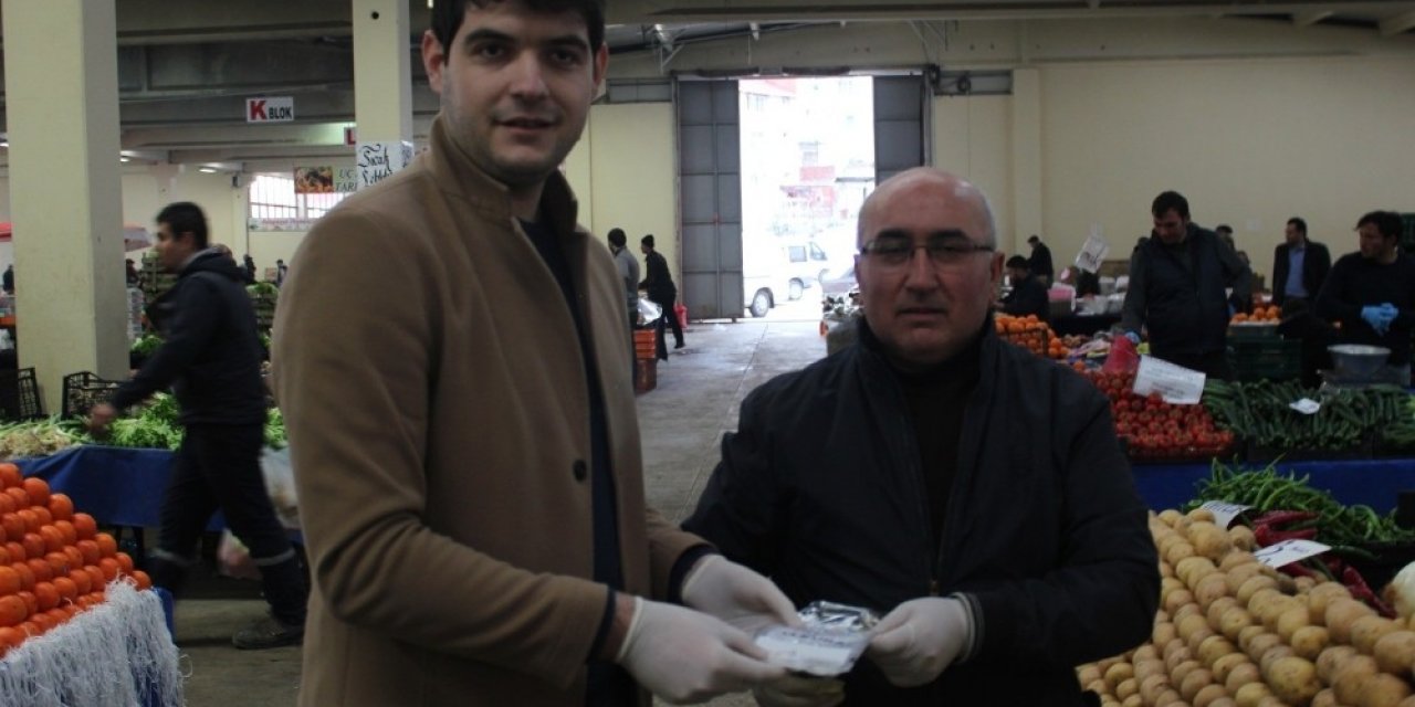 AK Gençler pazarda vatandaşlara dezenfektan, maske ve eldiven dağıttı