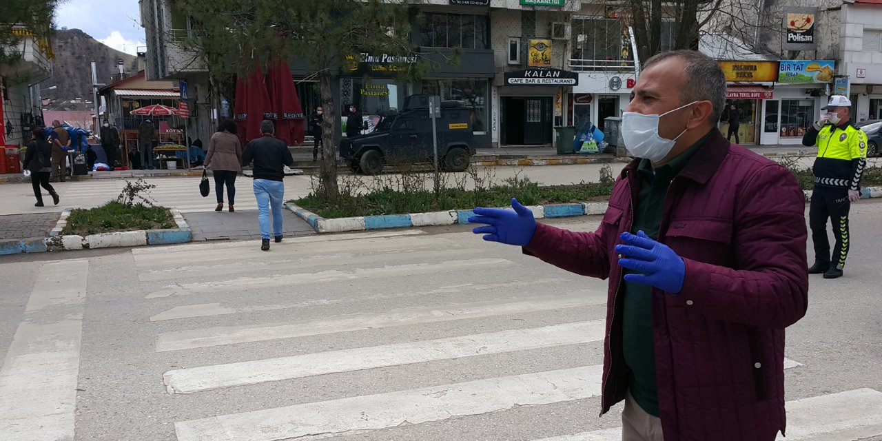 Tunceli Valisi Sonel maske dağıttığı vatandaşlara "Evde Kal" çağrısı yaptı