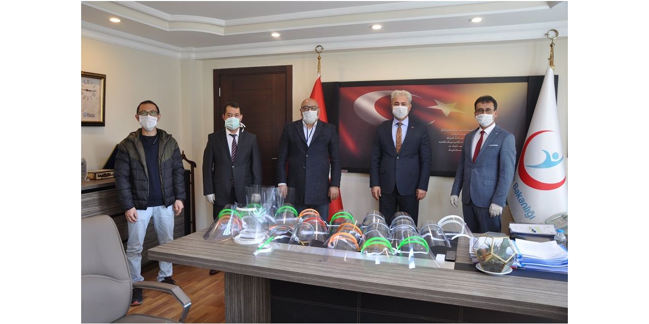 Karaman'da okullarda sağlık çalışanları için siperlikli maske üretiliyor