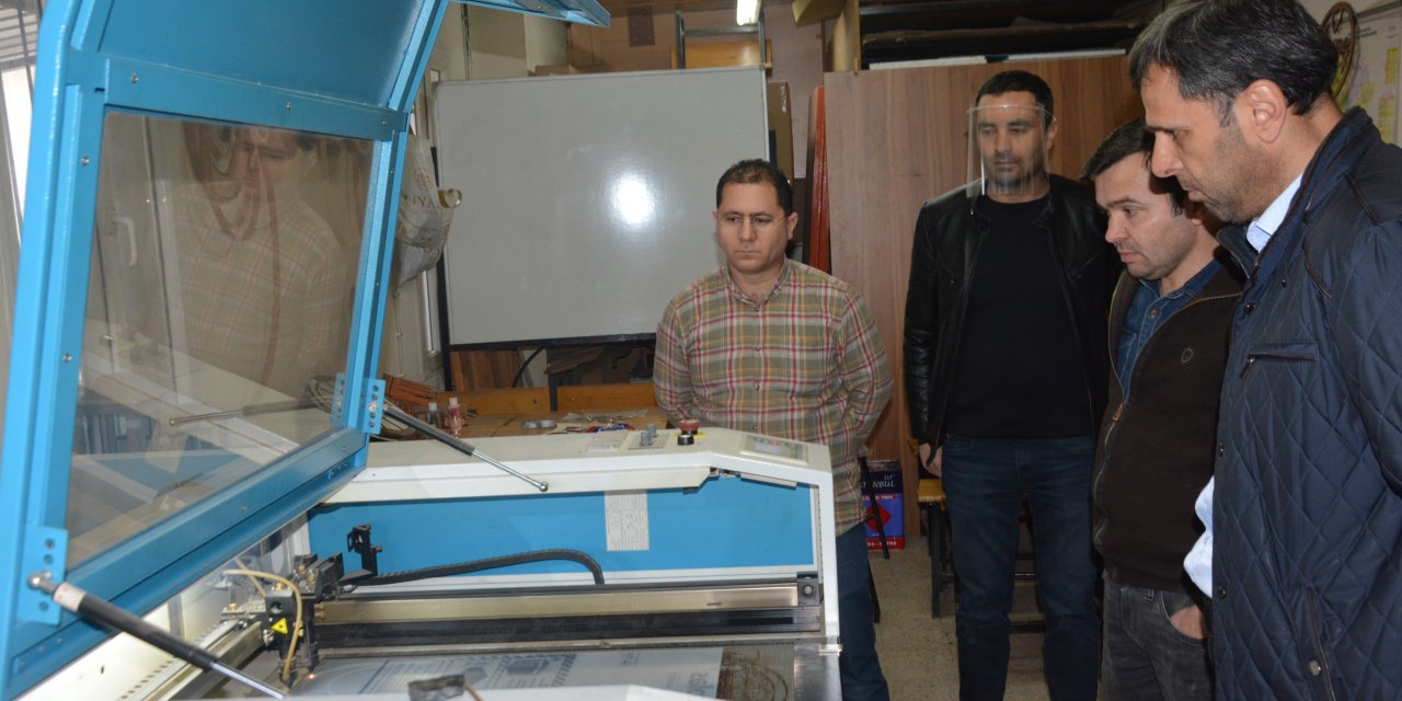 Manisalı öğretmenler sağlık çalışanları "yüz koruyucu siperlik" üretiyor