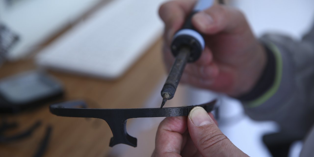 Öğretmenler, sağlık çalışanları için gece gündüz demeden siperlik üretiyor